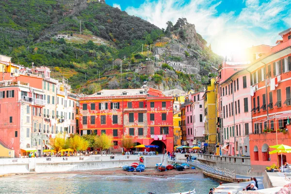 Liguria 'da Akdeniz kıyısındaki dağdaki Cinque Terre' de Vernazza. Güneşli bulutlu gökyüzü. Geleneksel İtalyan mimarisi