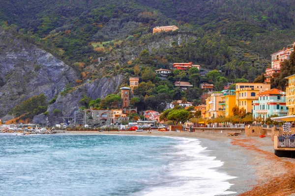 Monterosso al mare, Liguria bölgesindeki Cinque Terre, İtalya. Sakin Akdeniz ve kayaların üzerinde ilham verici günbatımı gökyüzü 