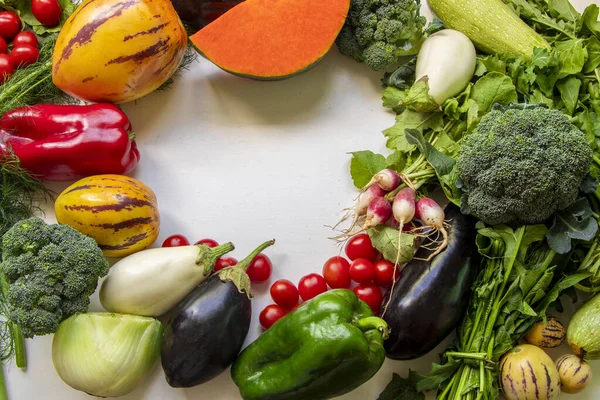 Sağlıklı gıda temiz yeme seçimi: meyve, sebze, papaya, süper yiyecek, beyaz arka planda yaprak sebze
