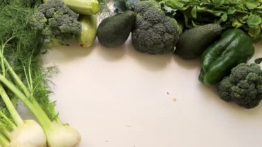 Erkek el sağlıklı gıdalarda avokado alır temiz yeme seçimi: meyve, sebze, avokado, ıspanak süper yiyeceği, yaprak sebzesi