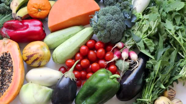 Mannelijke Hand Neemt Rode Tomaat Broccoli Gezond Voedsel Schoon Eten — Stockvideo