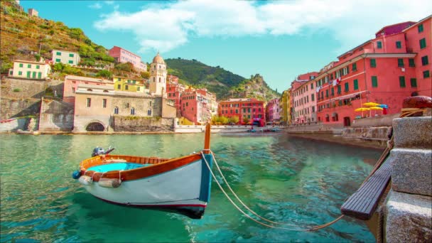 Риболовецький Човен Vernazza Cinque Terre Горі Поблизу Середнього Моря Лігурії — стокове відео