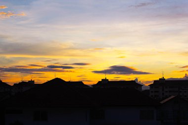 İnşaat şehrinin üzerindeki bulutların silueti. Akşam üstü..