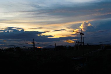 Akşam gün batımında inşaat malzemelerinin silueti. Akşam günbatımında vincin silueti