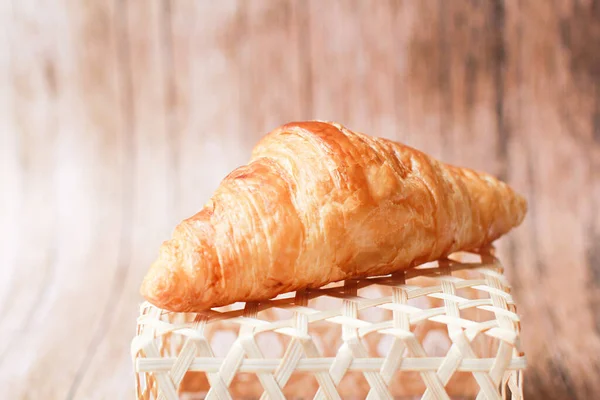 Croissants Frescos Uma Mesa Madeira Cesta Bambu — Fotografia de Stock