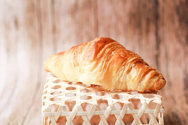 Croissants Frescos Uma Mesa Madeira Cesta Bambu — Fotografia de Stock