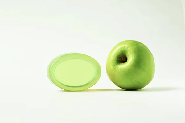 Χειροποίητο Σαπούνι Μήλου Απομονωμένο Λευκό Φόντο Μαζί Πράσινα Μήλα Σαπούνι Εικόνα Αρχείου