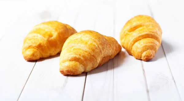 Croissants Frescos Fundo Branco Conceito Comida Café Manhã Massa Folhada — Fotografia de Stock