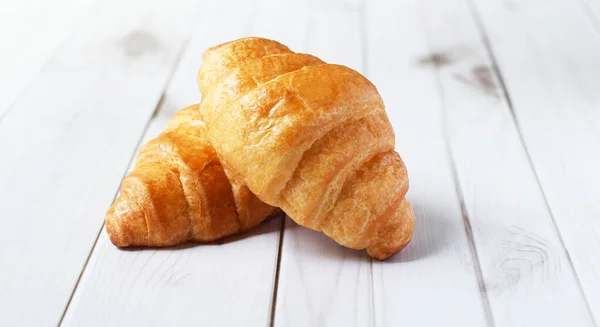 Croissants Frescos Fundo Branco Conceito Comida Café Manhã Massa Folhada — Fotografia de Stock