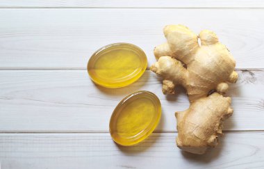 Gliserin el yapımı sabun, beyaz ahşap arka planda el yapımı bal zencefilli sabun..