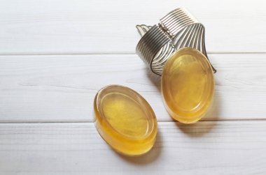 Gliserin el yapımı sabun, beyaz ahşap arka planda el yapımı bal zencefilli sabun..