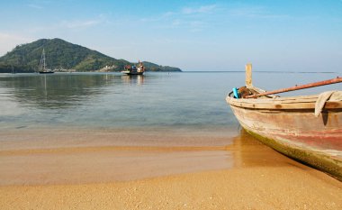 Sahilde yerel bir balıkçı teknesi, şafak vakti kıyıda geleneksel balıkçı tekneleri....
