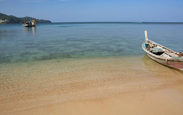 Lokalna Łódź Rybacka Plaży Tradycyjne Łodzie Rybackie Wybrzeżu Świcie Aby — Zdjęcie stockowe