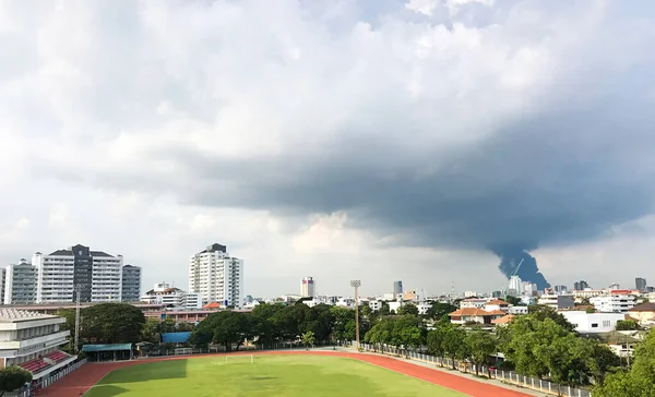 Облака Похожие Торнадо Покрывают Города Футбольные Поля Дождь Приходит Темным Стоковое Изображение