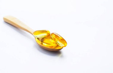 Beyaz arka plan ve doku üzerindeki balık yağı kapsülleri, balık yağı kapsülleri ve kapsül, seçici odaklanma..