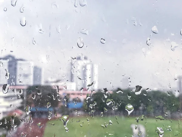 Deszczowy Dzień Przez Okno Kroplami Wody Deszczowej Szkle Zbliżenie Kieliszka — Zdjęcie stockowe