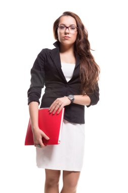 Kırmızı Belgeler klasörüyle duran iş kadın
