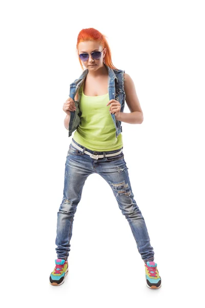 Moderna menina hip-hop de pé com jaqueta de jeans — Fotografia de Stock