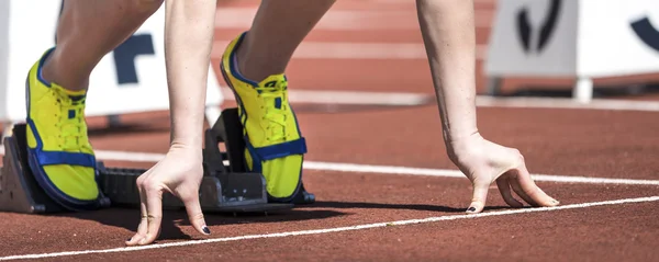 Mujer en sprint inicio — Foto de Stock