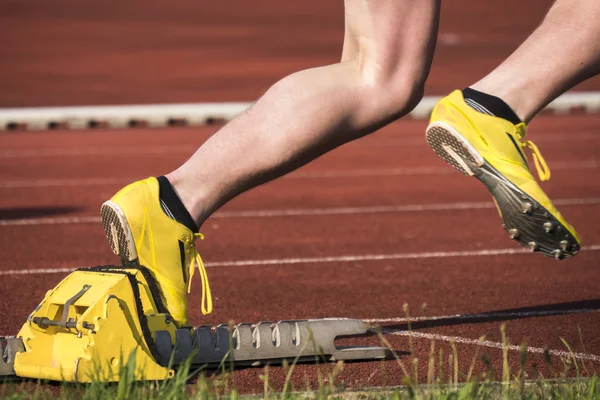 Sprint começar na pista e campo — Fotografia de Stock