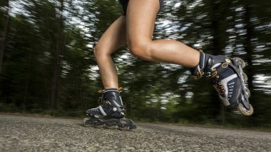 Satır içi-paten üzerinde atlet