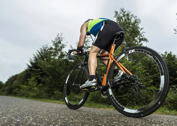 Triatleta em uma bicicleta — Fotografia de Stock