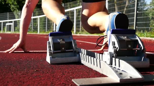 Sprint start in track met loper — Stockvideo