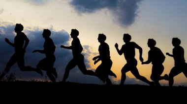 siluet eines Joggers bei Sonnenuntergang