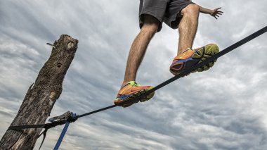 Slackliner vor Himmel