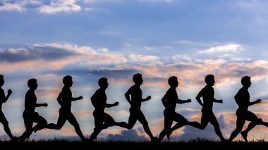 siluet eines Joggers bei Sonnenuntergang