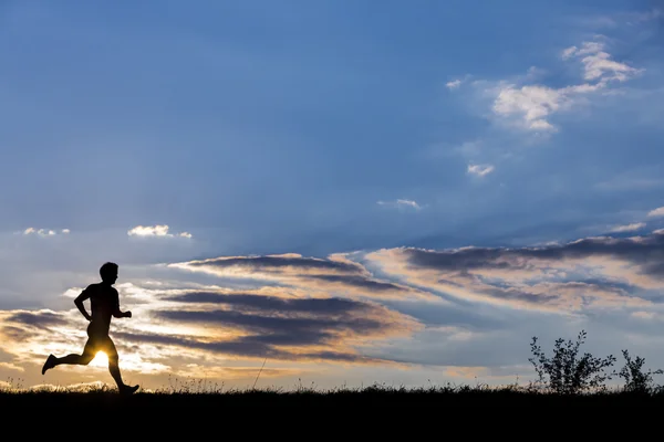 Silhuett eines Joggers bei Sonnenuntergang – stockfoto