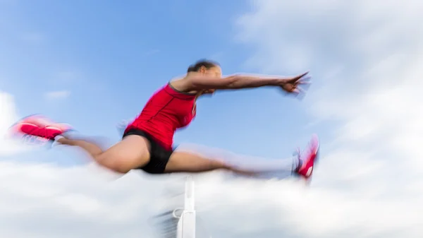 Huerdenlaeuferin i der Leichtathletik — Stockfoto