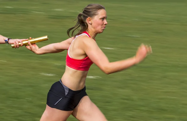 Staffelwechsel in der Leichtathletik — Stockfoto