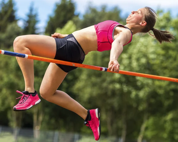 Hochspringerin in der Leichtathletik — Stockfoto