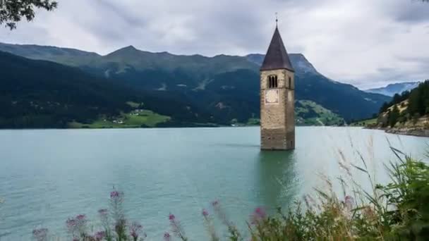 Kirchturm im Reschensee — Vídeo de stock