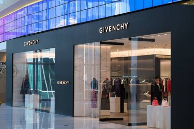 Şangay / Çin-2020: Givenchy mağazasının dışı. Fransız lüks moda markası.