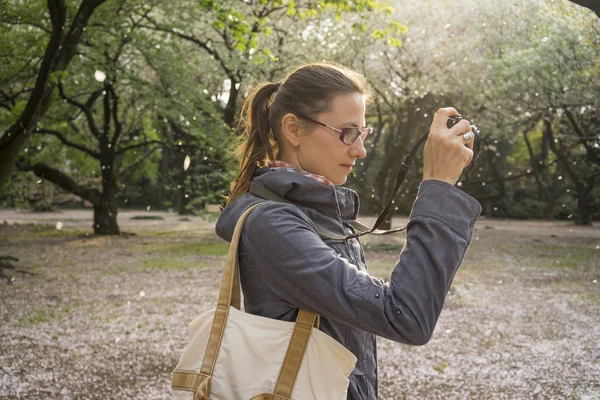 Chica hace fotos en el parque — Foto de Stock