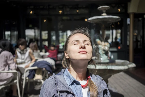 Kvinna på stadens gata — Stockfoto