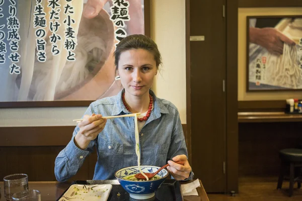 Mujer comiendo sopa de fideos —  Fotos de Stock