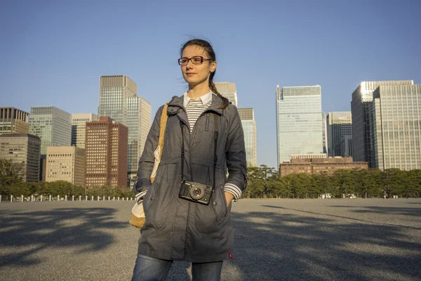 在城市街道上的女人 — 图库照片