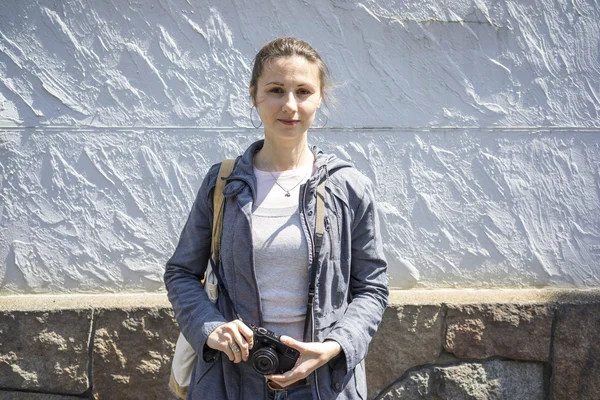 Mujer en la calle de la ciudad —  Fotos de Stock