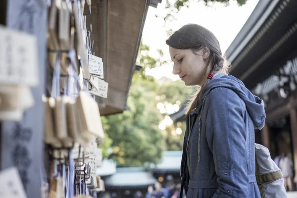 Vrouw in de buurt Temple — Stockfoto