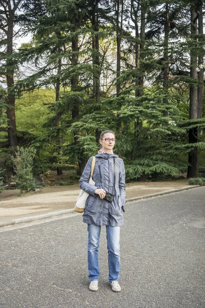 Jeune fille dans le parc — Photo