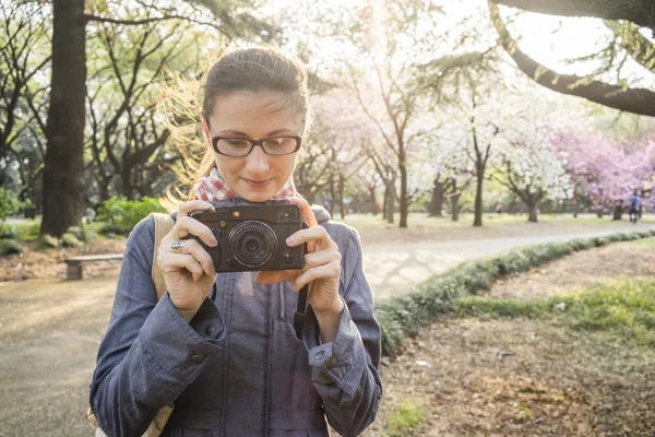 Chica hace fotos en el parque — Foto de Stock