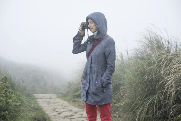 Woman using a camera — Stock Photo, Image