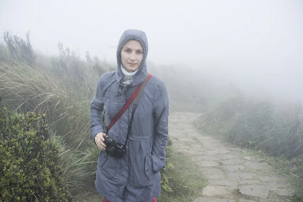 Mujer usando una cámara — Foto de Stock