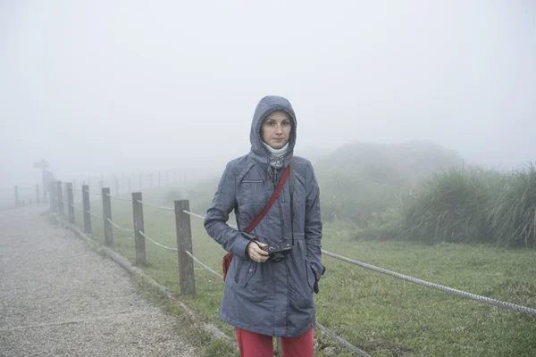 Mulher usando uma câmera — Fotografia de Stock