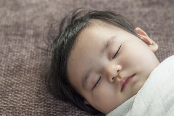 Spädbarn baby sover — Stockfoto