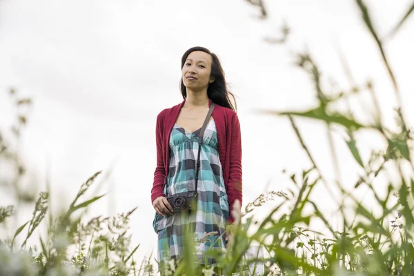 Woman in the field — Stock Photo, Image