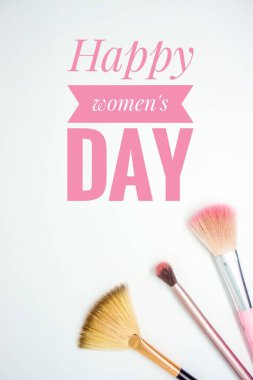 Mutlu kadınlar günü mesajları. Uluslararası Kadınlar Günü kutlaması. Beyaz arkaplanda makyaj fırçası. 